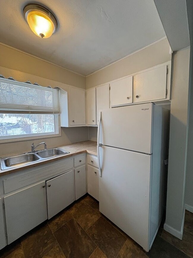 Building Photo - Three bedroom one bathroom home for rent