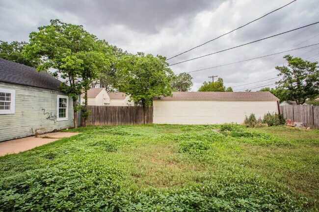 Building Photo - Move-In Ready! Stunning Home with Modern U...