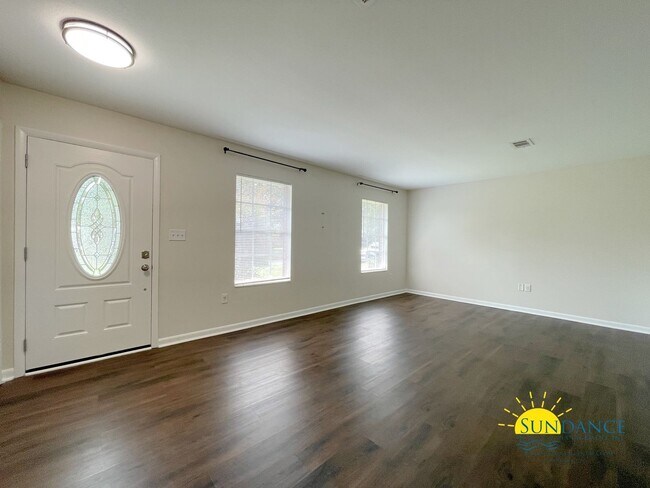 Building Photo - Updated 3-Bedroom Home in desirable Kenwood neighborhood!