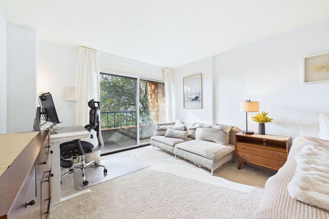 Building Photo - Rarely available Redwood Heights townhome with sweeping views of Oakland and San Francisco.