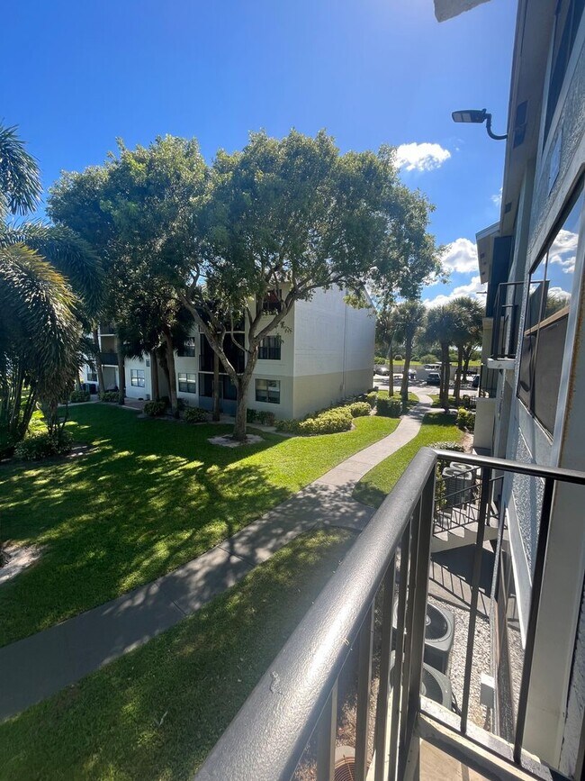 Building Photo - RENOVATED ONE BEDROOM ONE BATHROOM WITH LA...