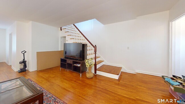 Building Photo - 638 Prospect St