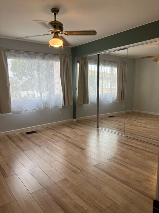 Building Photo - 3BD 2BA 2CAR Garage Townhouse located in L...
