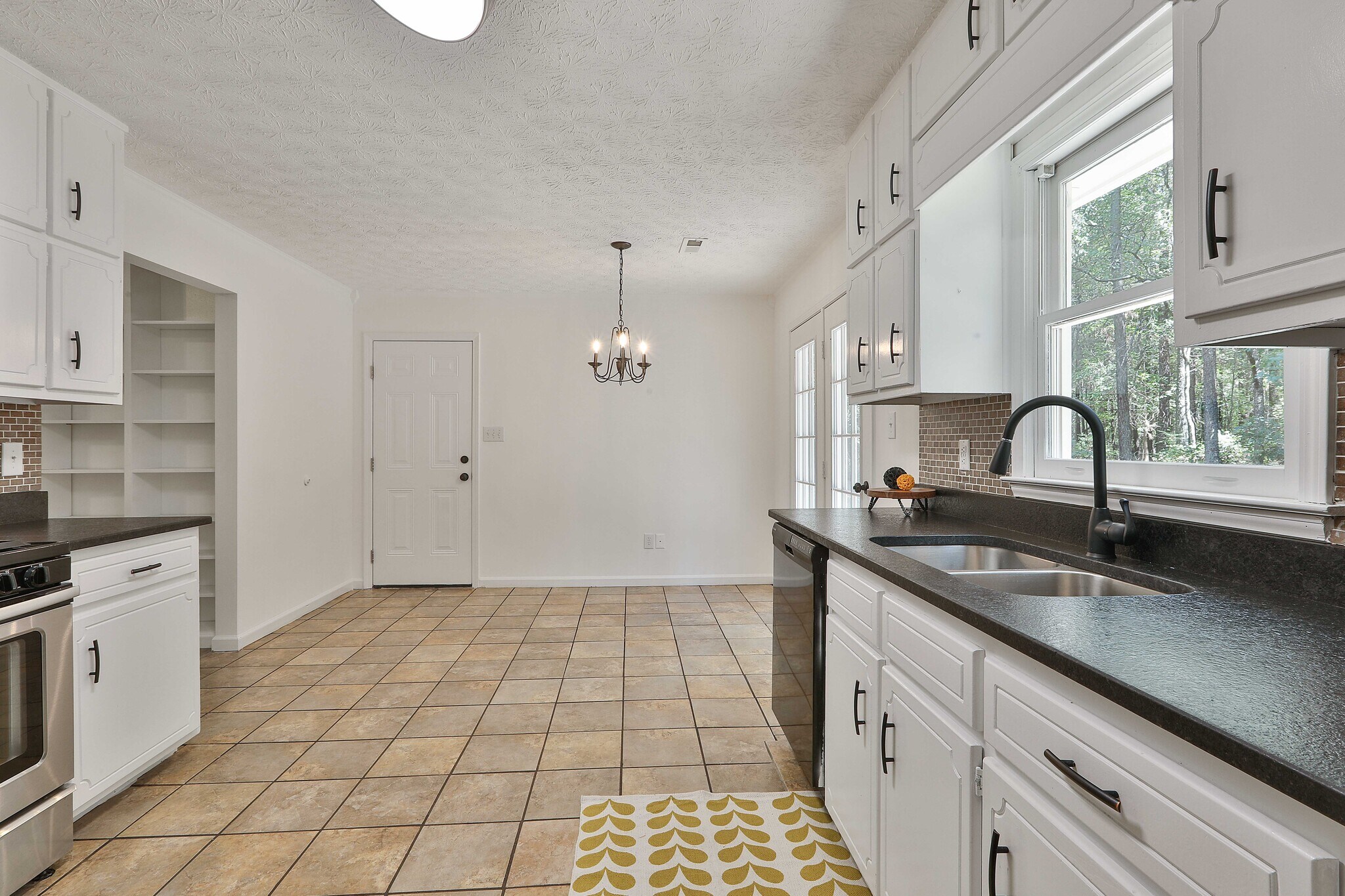 Kitchen/Dining - 37 Seven Pines Cir