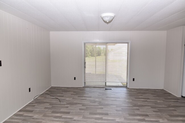 Building Photo - Spacious & Updated Double-Wide Home on a L...