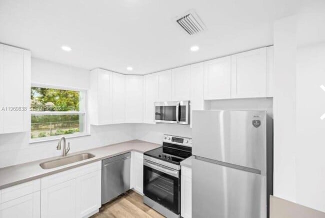 Building Photo - 816 N Golf Dr