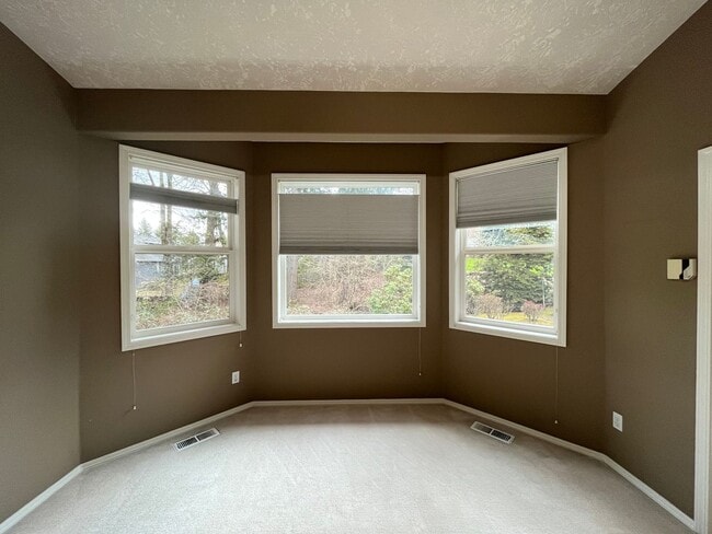 Building Photo - Clackamas Ranch 3 bedroom 2 bathroom - W/D...