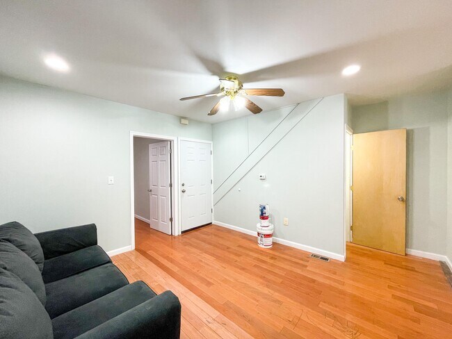 Living room - 1522 Mifflin St