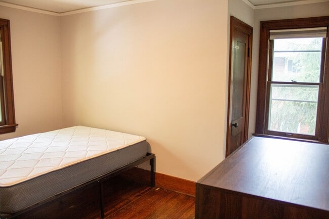 Building Photo - AVAILABLE FOR AUGUST 2026!  Large house near KRANNERT!