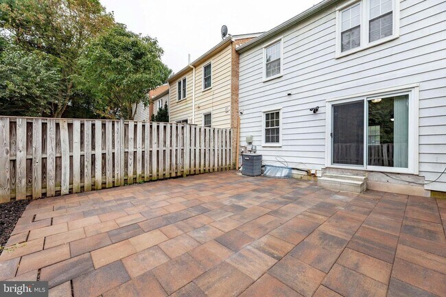 Building Photo - 18 Chantilly Ct