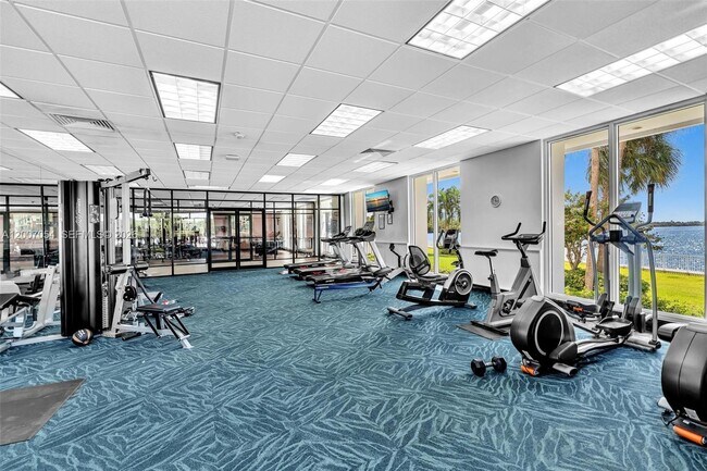 Building Photo - 500 Bayview Dr