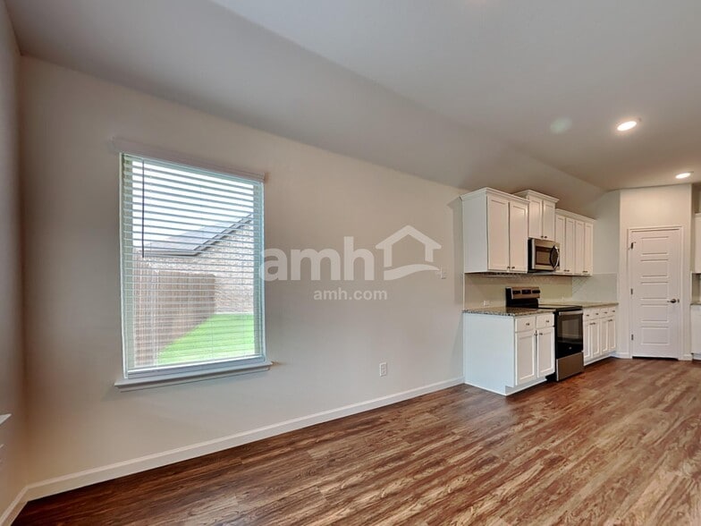 Building Photo - 463 Silverstone Dr