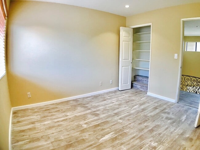 Building Photo - Beautiful Townhouse in Prime Glendale Area!