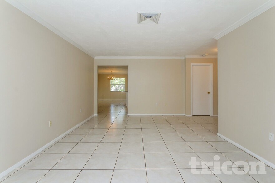Building Photo - 8105 Longbay Blvd