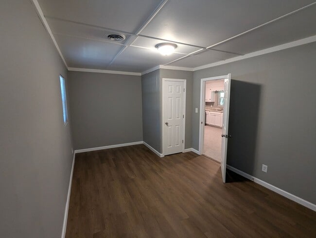 Building Photo - Out of the way 3 Bedroom