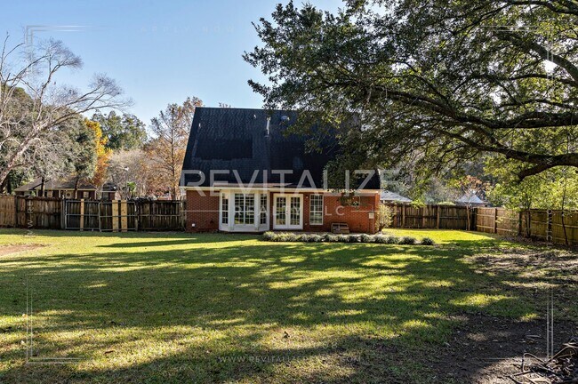 Building Photo - Creole Style 3 Bed 2.5 Bath Home on Oversized Lot