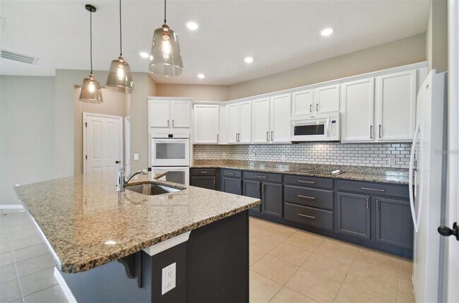 Building Photo - 10606 Laguna Plains Dr
