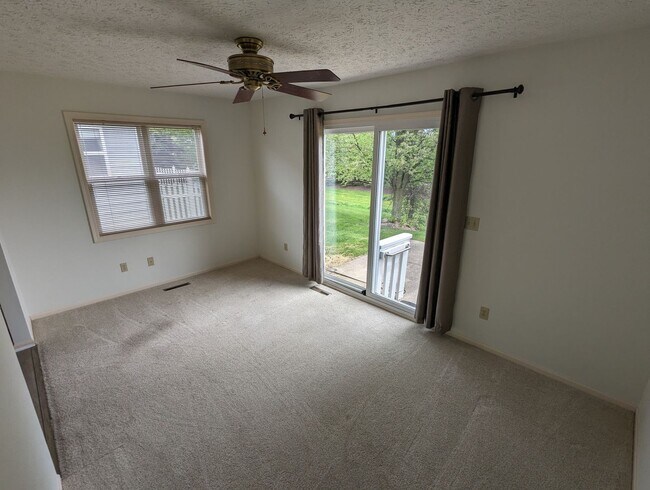Building Photo - Spacious 3-Bedroom Ranch with Private Mast...