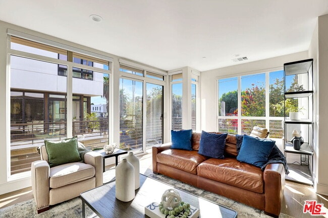 Building Photo - 1414 1/2 N Stanley Ave