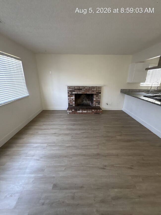 Building Photo - 1055