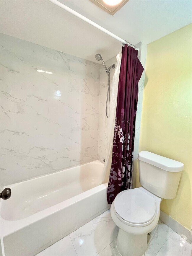 Building Photo - 700 SE 2nd Ave