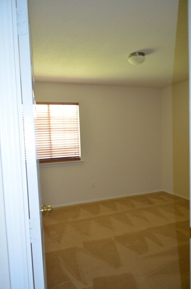 Building Photo - 3 bedroom, 2 bath house