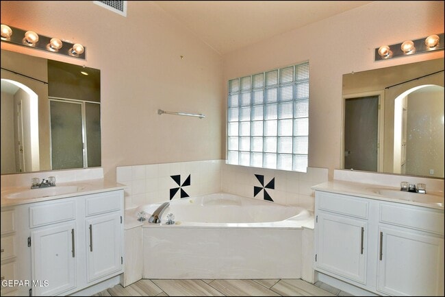 Building Photo - 1416 Stone Canyon Way