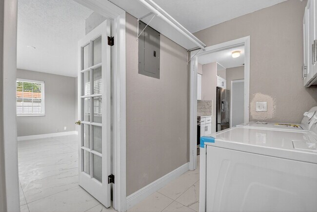 Building Photo - 601 SW 5th Ave