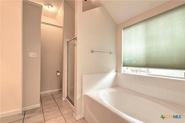 Building Photo - 5005 Warwicke Dr