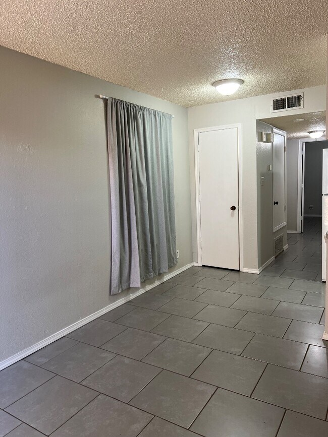Building Photo - 912 San Pedro Dr SE
