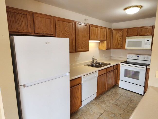Building Photo - 2 bed 2 bath Kenosha condo
