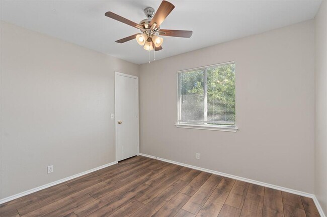 Building Photo - 403 Lakemont Dr