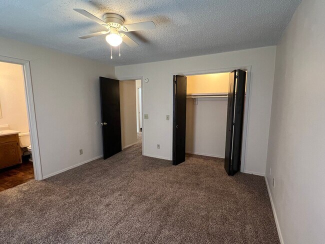 Building Photo - 2 Bedroom, 2 Bathroom Duplex in SW Springfield
