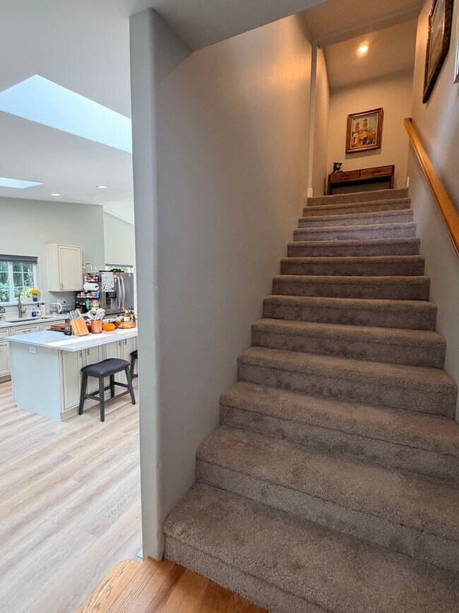 Building Photo - Executive 5 bed/4 bath home, POOL with pool service, decks with VIEWS, two kitchen/living room ar...