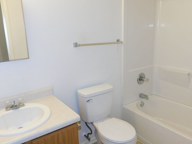 Building Photo - Beautifully maintained 3-bedroom, 2-bath home