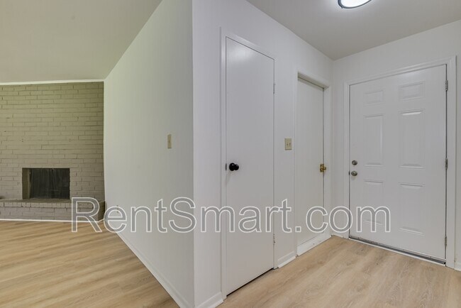 Building Photo - 4315 Parkwood Dr