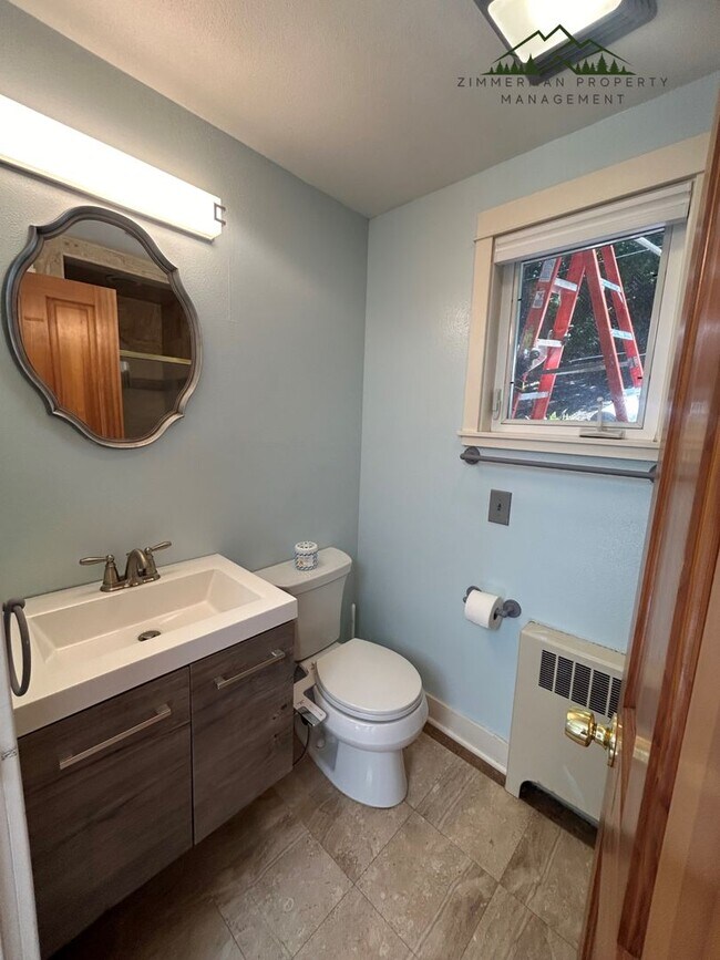 Building Photo - 320 Sunset Dr