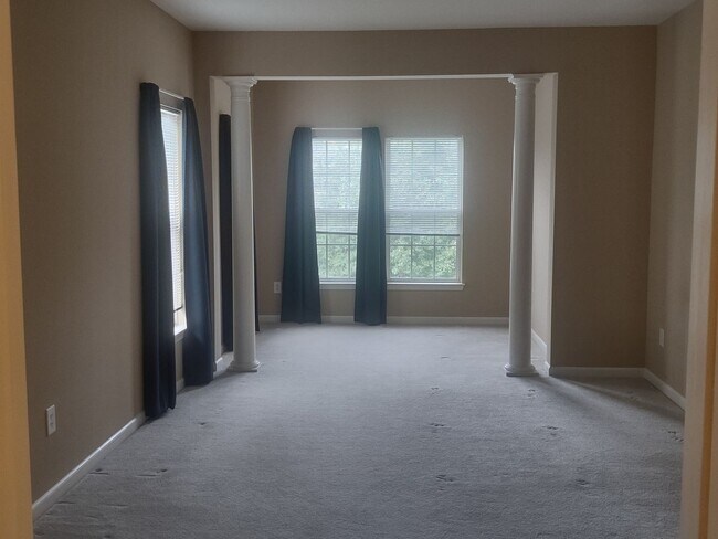 Building Photo - 812 Long Dr