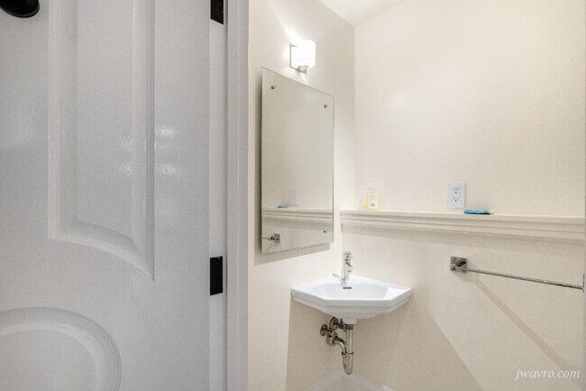 Building Photo - 19 Wilmot St