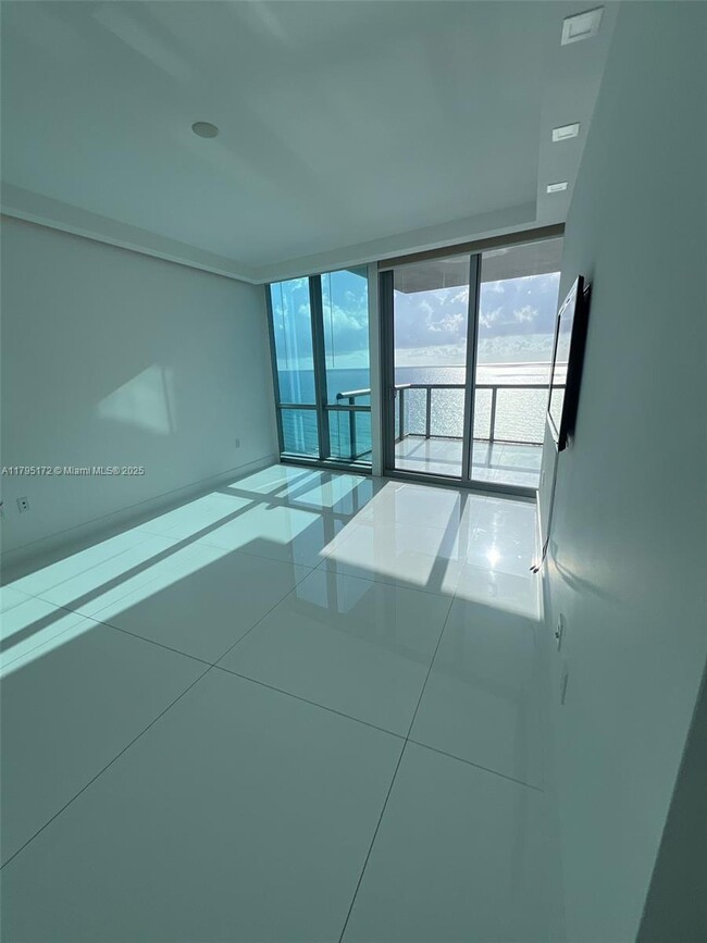 Building Photo - 17121 Collins Ave