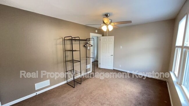 Building Photo - 303 Lexington Ct