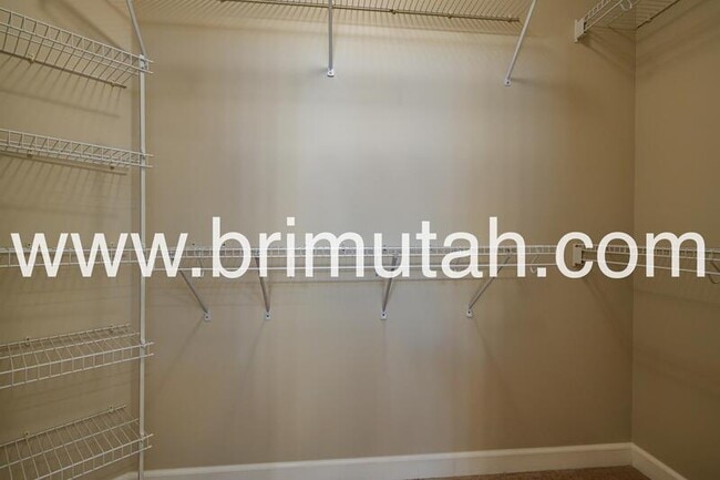 Building Photo - 602 E Land Rush Dr