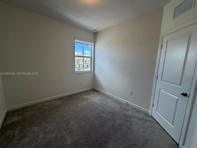 Building Photo - 2659 SE 28th Dr