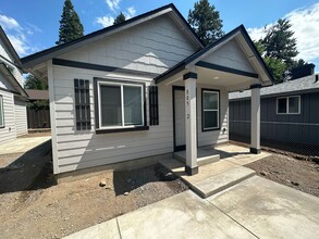 Building Photo - MIDTOWN Newer 2 Bdrm Cottage, 1 bath, Air Conditioning, Laundry Room, Large Patio, Off Street Par...