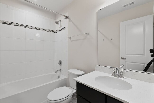 Building Photo - Spacious 4-Functional Bedroom Townhome Near RTP & Brier Creek