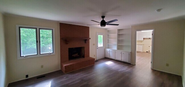 Building Photo - 4 Bedroom 3 Bathroom House