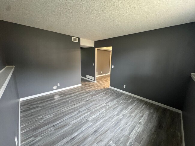 Building Photo - 317 N Bridge Ln