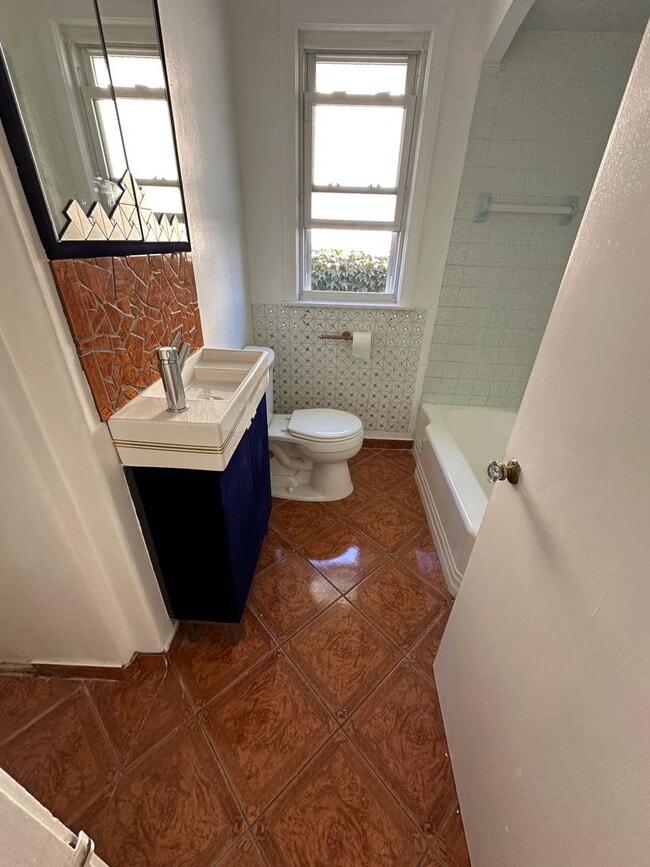 Building Photo - 208 27th Ave