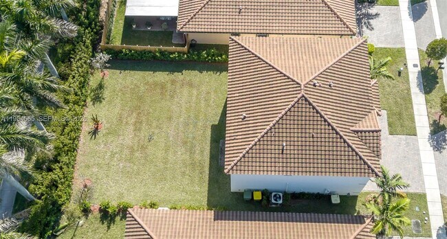 Building Photo - 139 NE 27th Terrace