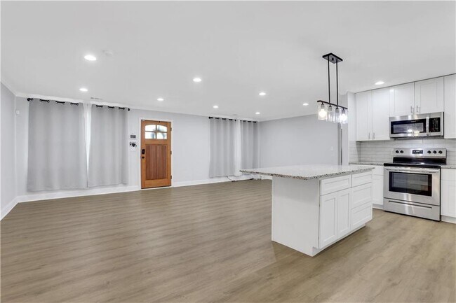 Building Photo - 3436 Pinehill Dr